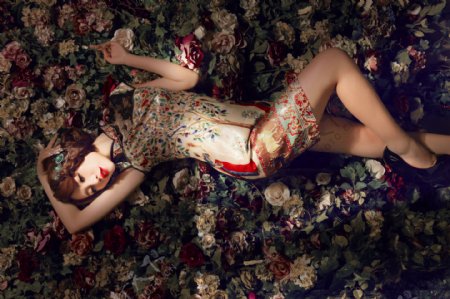 躺在花朵中的漂亮女人图片