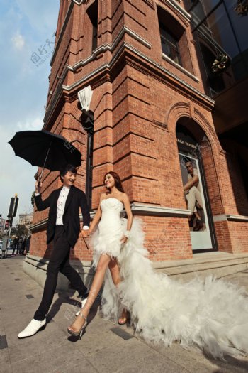打雨伞的新娘新郎图片