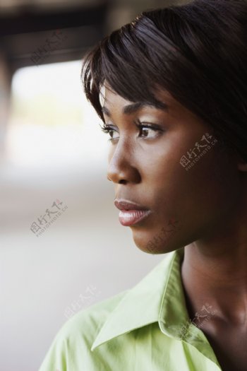 黑人女性面部特写图片