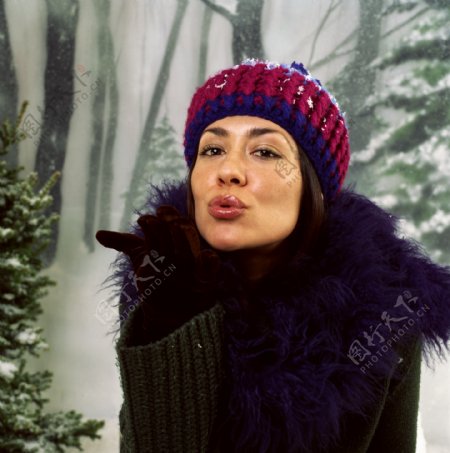 冬天树林里的美女图片