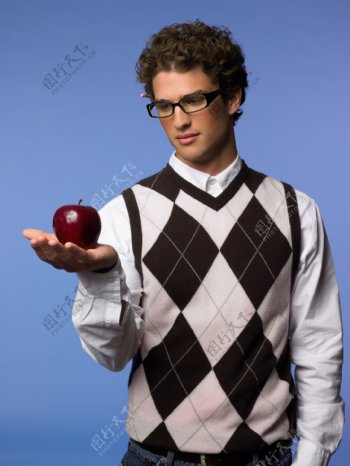 手拿苹果的男生图片
