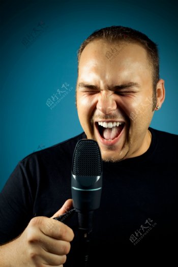 唱歌的男性图片