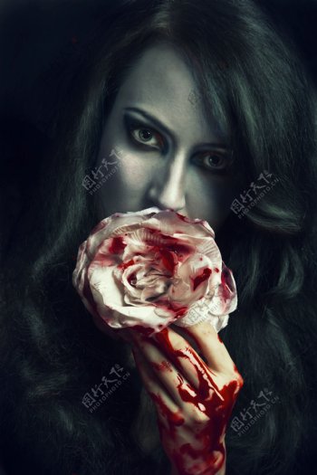 美女与血玫瑰图片