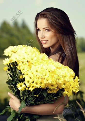 抱着鲜花的女人图片