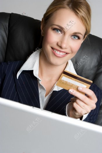 手拿银行卡微笑的商务美女图片