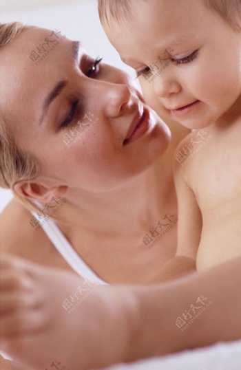母亲亲吻可爱儿童图片