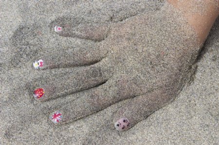 被沙子覆盖的手