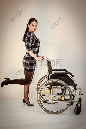 推着轮椅的女孩