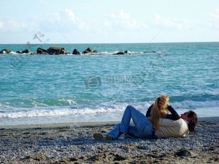 沙滩上相依偎的情侣