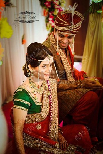 举行婚礼的印度夫妻