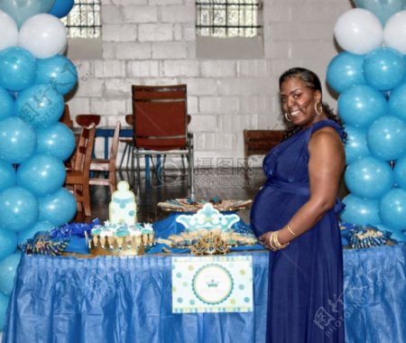 蓝色餐桌前的怀孕女性