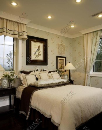 白色窗帘卧室