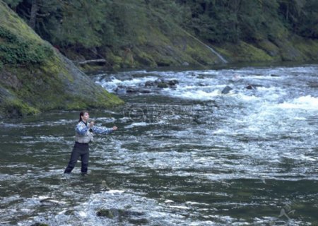 河中钓鱼的男人