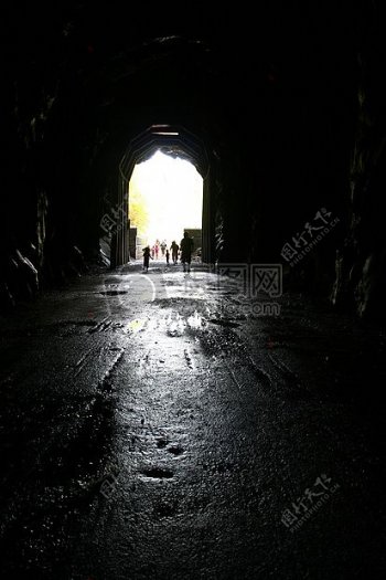 在黑暗隧道中的行人