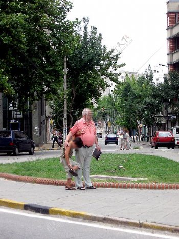 站在草坪旁的老人与孩子