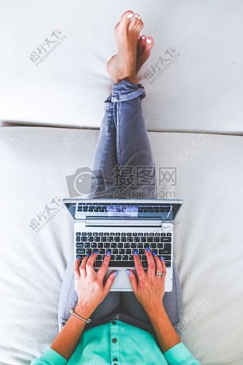 在床上用电脑的女子