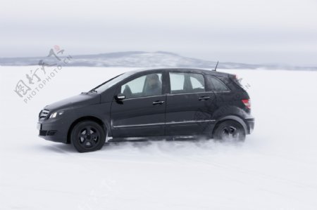 雪地上行驶的轿车图片