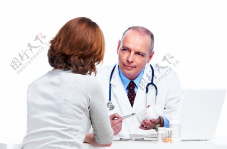 给病人介绍药品的医生图片