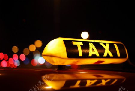 城市夜景中的车租车图片图片