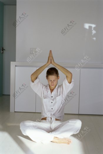 练瑜珈的美女图片