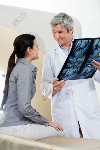 给女病人看X光片的医生图片