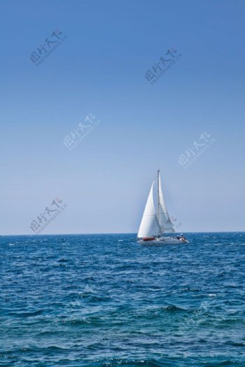 海面上的帆船图片