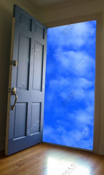 创意防盗门外的蓝天白云图片