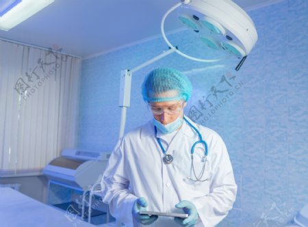 手术室看平板电脑的医生图片
