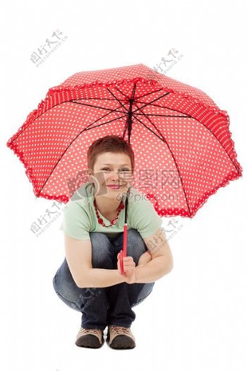伞下蹲着的女人