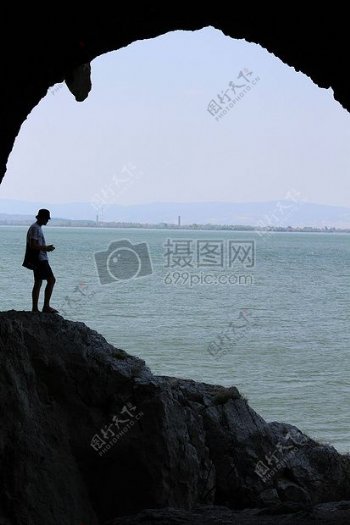 洞穴摄影师湖男子人侧影地平线