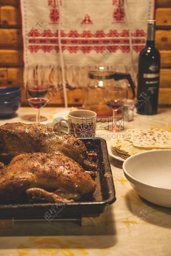盛宴餐晚餐传统传统的鸭烤葡萄酒表家庭