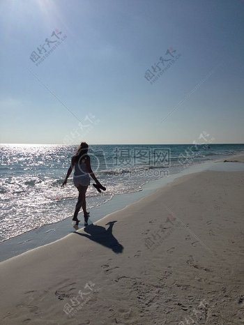 海滩上行走的女子