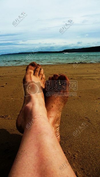 海滩上的双脚
