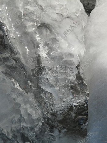冰冻的白色冰柱