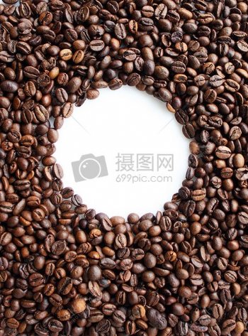 咖啡豆整齐排列空出圆形的形状