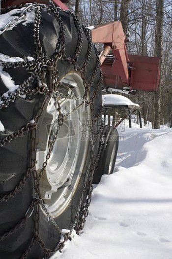 雪地里的拖拉机轮