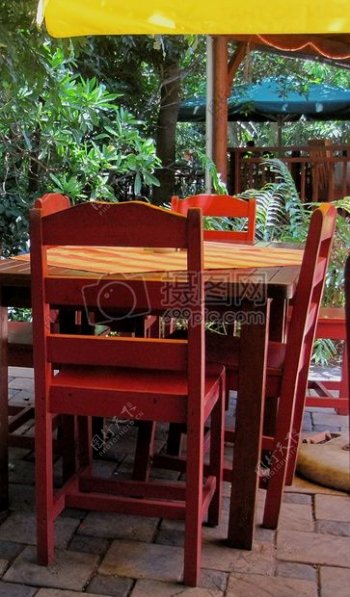 红色桌子的椅子