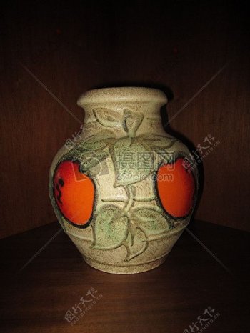 角落里的陶瓷花瓶