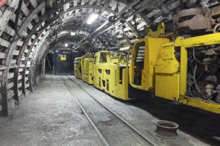 矿井里的机器图片