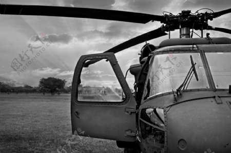 草地上的直升机图片