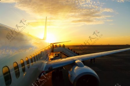 夕阳与飞机图片