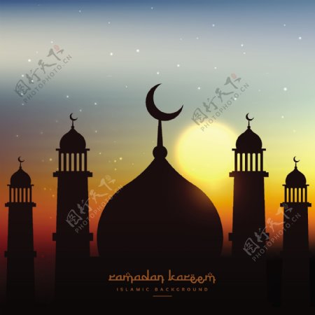 黄昏天空中的清真寺剪影与太阳