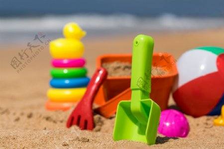 沙滩上儿童玩具高清图片