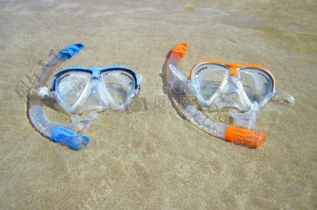 海滩上的防水面罩