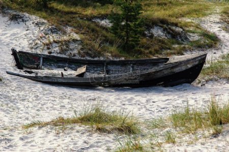 沙滩中残损的木船