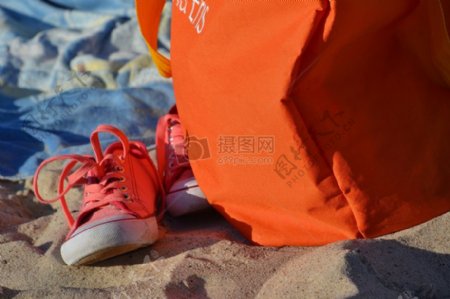 沙滩上的红色运动鞋
