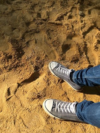 沙子上的鞋子