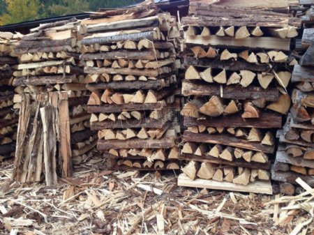 堆积起来的木材