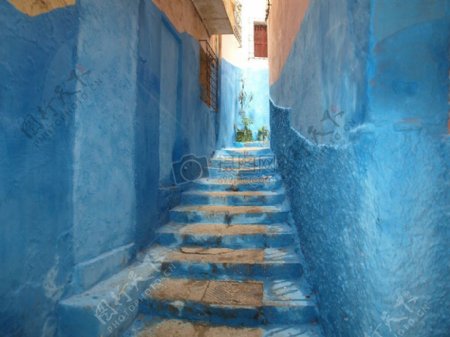 蓝色墙壁和楼梯