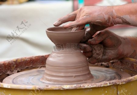 正在制作陶器的手